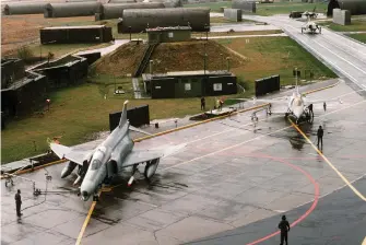  ?? (© US Air Force) ?? Un F-4G en Allemagne, dans les années 1980. L’appareil reprend la formule du F-4E, mais le pod canon est remplacé par le système de détection de radar APR-38/47. Au total, 138 appareils seront convertis à partir de 1975. Les derniers quitteront le service en 1996.