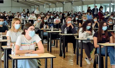  ??  ?? La prova Gli aspiranti studenti di Medicina nel tendone allestito al Lazzaretto per il test di Medicina