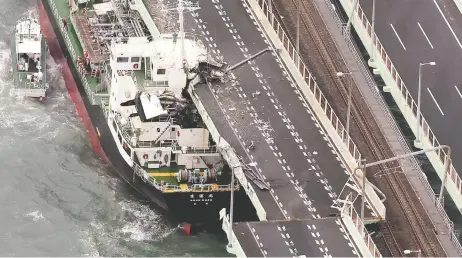  ??  ?? Un buque petrolero se estrelló ayer contra un puente que conectaba con el aeropuerto en Osaka, tras el azote de Jebi.