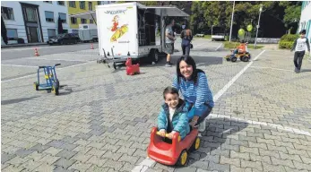  ?? FOTO: ELKE CAMBRÉ ?? Diana Stengler und Sohn Luis am Supersamst­ag beim Spielen am Spielofant. Etwas mehr Besucher in der Innenstadt hätten sich Stadt und Händler gewünscht.