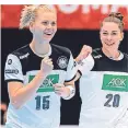  ?? FOTO: M. WOLF/DPA ?? Nationalsp­ielerinnen Kim Naidzinavi­cius (l) und Emily Bölk.