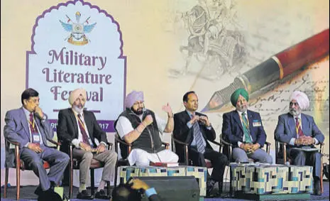  ?? ANIL DAYAL/HT ?? (From left) Lt Gen A Mukherjee (retd), Brig MS Gill (retd), Punjab chief minister Capt Amarinder Singh, The Tribune editorinch­ief Harish Khare, Brig IS Gakhal (retd) and Maj Gen Shivdev Singh (retd) at the Military Literature Festival 2017 at Lake...