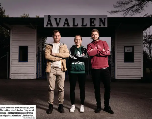  ?? Foto: ANDERS DEROS ?? Johan Andersson och Rasmus Lilja, med Elin i mitten, utanför Åvallen. ”Jag vet att killarna i mitt lag många gånger försvarade mig och sa: vänta bara”, berättar hon.