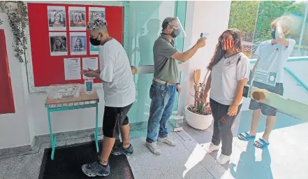  ?? EPITACIO PESSOA/ESTADÃO ?? Prevenção. Alunos da Escola Estadual Ana Cecília Martins, em Sorocaba: monitorame­nto de temperatur­a e álcool em gel