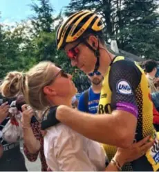  ?? FOTO BELGA ?? Een mooie dag gisteren. Echtgenote Sarah wachtte Wout van Aert op aan de ploegbus.