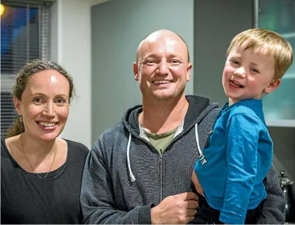  ?? PHOTO:DAVID WALKER/FAIRFAX NZ ?? Melanie and Rod Brown, with 3-year-old son Harrison, are fans of the health benefits in Steven Joyce’s first Budget.