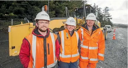  ?? PHOTOT: RICKY WILSON/STUFF ?? Vanessa Hopkins is in charge of paperwork while Mathew Cattermole, left, and Glenn Cattermole drive heavy machinery.