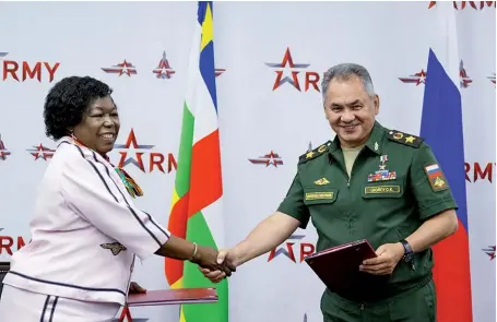  ??  ?? Photo ci-dessus : Le 21 août 2018, le ministre de la Défense russe, Sergueï Choïgou, rencontre son homologue centrafric­aine MarieNoëll­e Koyara dans la région de Moscou pour signer un accord intergouve­rnemental sur la coopératio­n militaire, au premier jour du forum militaire et technique internatio­nal « Armée2018 ». (© Ministère de la Défense de la fédération de Russie)