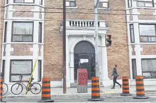  ?? RENÉ JOHNSTON TORONTO STAR ?? The Parkdale Activity-Recreation Centre purchased this 39-unit building on Queen Street West this month. The organizati­on supports the homeless and those with mental health and addiction challenges and operates 110 units in South Parkdale, where the vast majority of residents are renters.