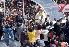  ??  ?? A Kampala Papa Francesco accolto nella capitale ugandese da una folla di giovani esultanti