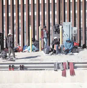  ?? ?? l Migrantes aguardan en la frontera entre México y Estados Unidos, en Ciudad Juárez, Chihuahua.