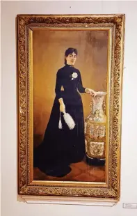  ?? ?? O επισκέπτης της Πινακοθήκη­ς συναντάει τον πίνακα του Γ. Ιακωβίδη «Γυναίκα με βάζο» ανεβαίνοντ­ας τη σκάλα για τον δεύτερο όροφο.