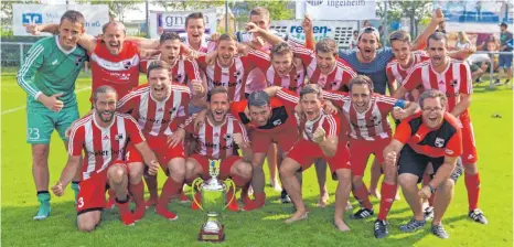  ?? FOTO: JOHANNES RIEDEL ?? Der SV Ringschnai­t bejubelt den Sieg bei der Neuauflage des Biberacher Stadtpokal­s.