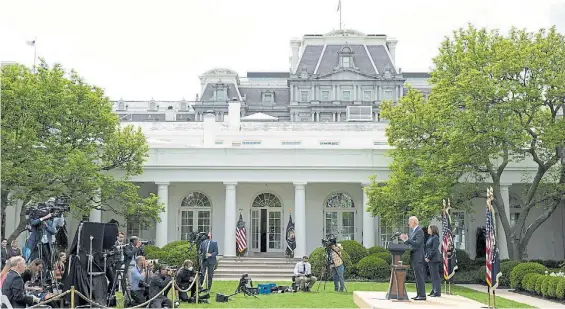  ?? EFE ?? Ceremonia. El presidente Joe Biden y la vice Kamala Harris responden preguntas tras los anuncios sobre los avances contra la pandemia.