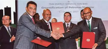  ?? BERNAMA PIC ?? Tenaga Nasional Bhd chief investment management officer Nazmi Othman (second from left) exchanging documents with Petronas Dagangan chief executive officer Datuk Mohd Ibrahimnud­din Mohd Yunus (fourth from left) and GreenTech Malaysia group chief...