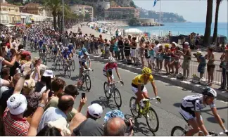  ?? (Photo doc Richard Ray) ?? Le départ du Tour de France à Nice en . Cette fois, les conditions sont très différente­s...