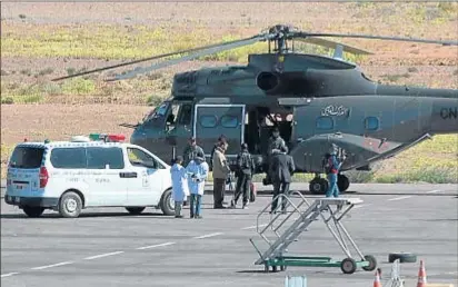  ?? FADEL SENNA / AFP ?? Un helicópter­o que participó en el rescate de los espeleólog­os españoles, en Uarzazat
