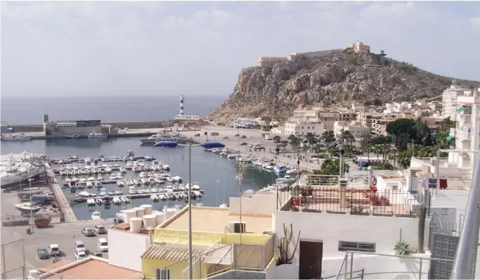  ??  ?? Die Burg San Juan de las Águilas thront über dem Hafen und der Altstadt von Águilas.