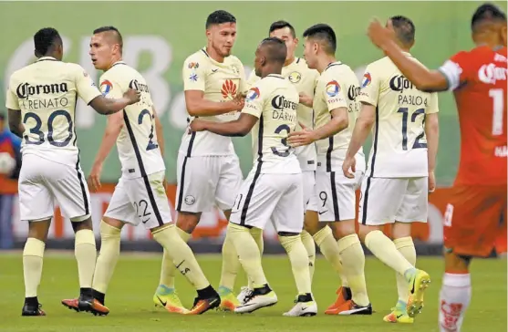  ??  ?? Jugadores del América celebran el tanto de Bruno Valdez