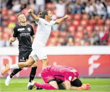  ?? KEYSTONE ?? Adrian Winter bejubelt sein Tor zum 2:0, die Thuner Glarner und Goalie Faivre sind fassungslo­s.