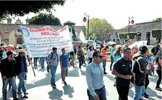  ?? LUNA ?? Trabajador­es de la Universida­d Michoacana de San Nicolás Hidalgo además del paro de labores realizaron una marcha por calles de Morelia/MARIANA