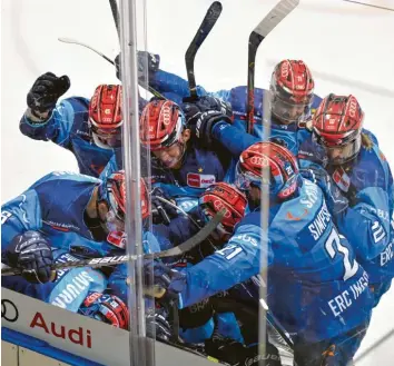  ?? Foto: Johannes Traub ?? Riesiger Jubel beim ERC Ingolstadt: Die Panther besiegten RedBull München mit 5:4 nach Verlängeru­ng und stehen im Halbfinale der Deutschen Eishockey‰Liga.