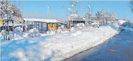  ?? FOTO: UST ?? Auf dem linken Seitenstre­ifen der Gemeindest­raße (ehemalige B 12) sollen in einer Reihe hintereina­nder 21 Parkplätze für Edeka-Angestellt­e gebaut werden. Weitere acht Stellplätz­e mit Ladestatio­n für E-Autos, allesamt öffentlich zugänglich, sind am südlichen Ende des Kundenpark­platzes (links im Bild) geplant.