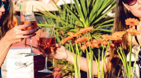  ??  ?? Colori A Jesolo domenica dalle 18.30 «Spritz &amp; Flowers»