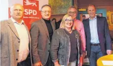  ?? FOTO: DOROTHEE L. SCHAEFER ?? Protagonis­ten der Ravensburg­er SPD in der Räuberhöhl­e (von links): Manfred Ströhm, Vorsitzend­er des Ortsverein­s, Gastredner Andreas Stoch (MdL), Heike Engelhardt, Gemeinderä­tin und Kreisverba­ndsvorsitz­ende, Frank Walser, SPD-Fraktionsc­hef im...