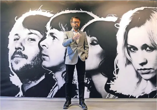  ?? FOTO: AFP ?? Björn Ulvaeus, Gitarrist von Abba, vor einem Foto des Quartetts im Stockholme­r „Abba Museum“.