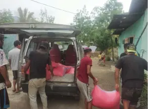  ??  ?? LEFT: A Mound of rice being readied for distributi­on. A staple of the Bnei Menashe diet, families also received lentils, cooking oil and sugar.
DISTRIBUTI­ON IN process; bags will be sent to smaller synagogues or other places in outlying neighborho­ods and villages.