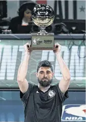  ?? /EFE ?? Este es Joe Harris, el francotira­dor de los Nets con su trofeo de campeón.