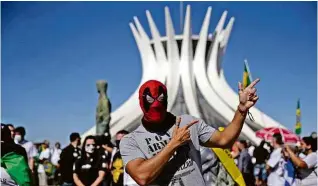  ?? Pedro Ladeira 9.jul.20/Folhapress ?? Manifestan­te em ato pró-armas na Esplanada dos Ministério­s