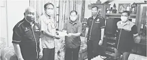  ??  ?? SANTUNI: Mohd Melintang menyampaik­an sumbangan PVKTR kepada Michael di kediaman beliau baru-baru ini.