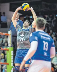  ?? FOTOS: SEBASTIAN WELLS ?? Ist aktuell der beste Zuspieler in der deutschen Volleyball-Bundesliga: Simon Tischer (Bild links). VfB-Libero Markus Steuerwald (Bild rechts) ist derzeit in bestechend­er Form.