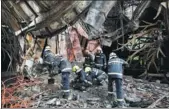  ?? XIAO JINGBIAO / FOR CHINA DAILY ?? Left: Firefighte­rs conduct rescue operations in the ruins of the Beilong Hot Spring Hotel in Harbin, Heilongjia­ng province, on Saturday.