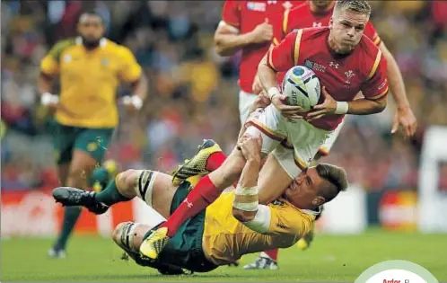  ?? DAN MULLAN / GETTY ?? Ardor. El jugador de Gales Gareth Anscombe es placado por el australian­o Sean McMahon durante un partido del Mundial