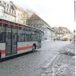  ?? FOTO: MÜSSIGMANN ?? Ein Bus der Linie 3 fährt in Richtung Kornhaus – hier soll der Marienplat­z neu gestaltet werden und damit für eine längere Zeit nicht befahrbar sein.