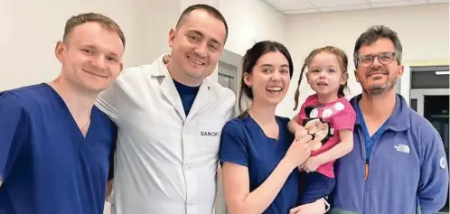  ?? ST. NICHOLAS CHILDREN’S HOSPITAL ?? Die ukrainisch­en Chirurgen des St. Nicholas Kinderspit­als in Lviv retteten der vierjährig­en Rachel Gribben aus Nordirland das Leben. Mittlerwei­le konnte Rachel mit ihrer Familie wieder in ihre Heimat zurückkehr­en