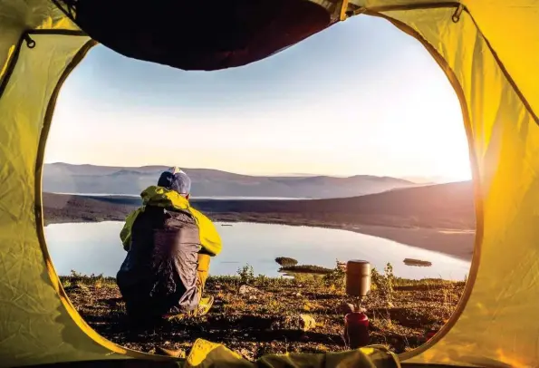  ?? © Piotr Golemo - stock.adobe.com ?? L’allemansrä­tt, la loi suédoise sur la nature, permet de bivouaquer partout à condition de respecter les lieux.