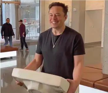  ?? ?? Clean out: Musk carries a sink into Twitter HQ as top executives left the company