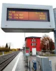  ?? Foto: Alexander Kaya ?? Fahrgäste und Kommunalpo­litiker fordern zuverlässi­gere Anzeigen am Weißenhorn­er Bahnhof.