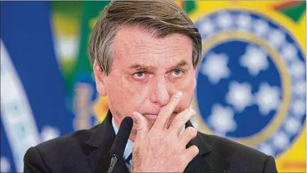  ??  ?? POSTURA. El presidente Jair Bolsonaro acusa de nuevo a dos ministros de la Suprema Corte de Justicia de apartarse de la Constituci­ón.