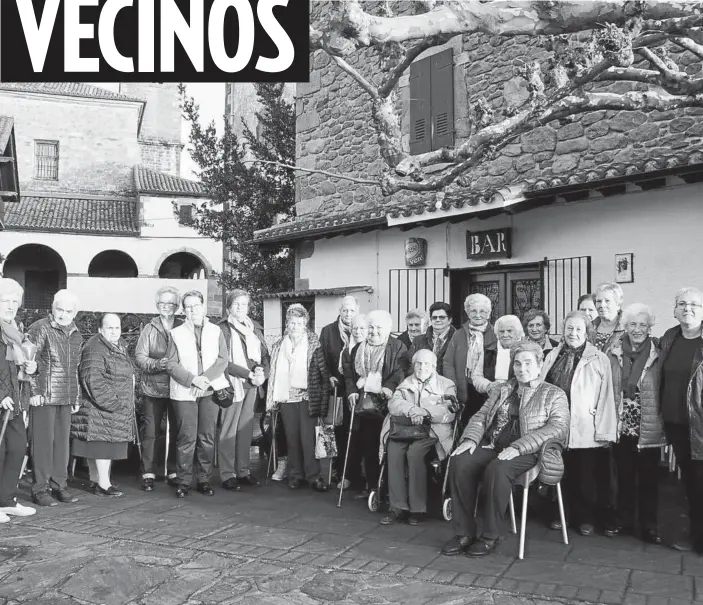  ??  ?? Las usuarias de diferentes jubilotoki­s de la zona se reunieron en Etxeberria (Arizkun) y pasaron una tarde muy agradable junto a la dinamizado­ra del grupo, Amaia Iriondo (derecha).