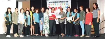  ??  ?? Parveen (sixth right) hands over a certificat­e of appreciati­on to Dr Chan for gracing the launching, witnessed by others.