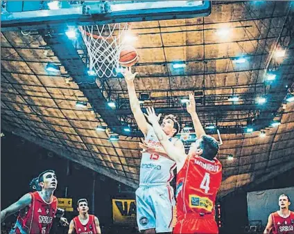  ?? FOTO: FIBA ?? Sergi Martínez, alero del Barça y de la selección española Sub 18, lanzando en la final del Eurobasket contra Serbia