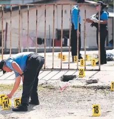  ?? FOTO: EL HERALDO ?? Efectivos de la DPI contaron al menos 22 casquillos de bala calibre 9 milímetros en el lugar de los hechos.