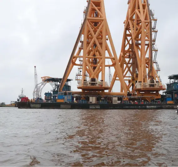  ??  ?? Knot Wafflen’cools her heels in Sabine Pass on theTexas coast.The giant crane in the background is used to lift heavy oilfield parapherna­lia.