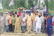  ?? HT PHOTO ?? Residents protesting against the removal of the pontoon bridge in the Mand area of Sultanpur Lodhi on Tuesday.