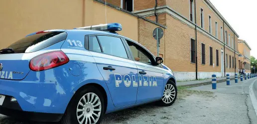  ??  ?? La struttura La caserma Serena, centro di accoglienz­a per i richiedent­i asilo al confine tra i comuni di Treviso e Casier